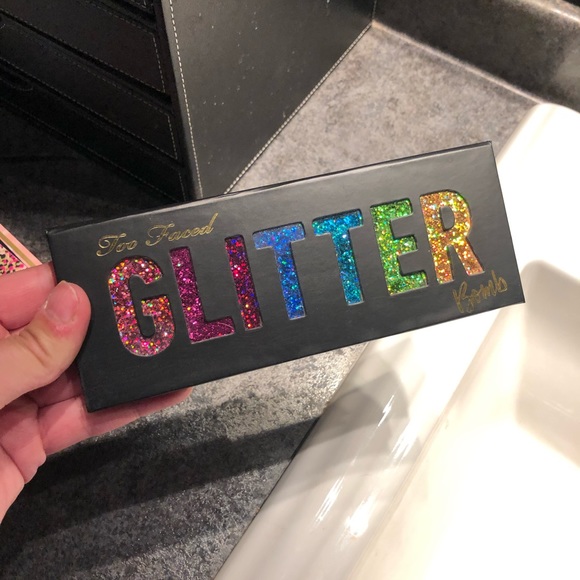 Too Faced: Glitter Bomb Palette - Picture 2 of 3